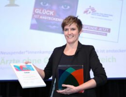 Andrea Buhl-Aigner mit der Auszeichnung des GRÜN Fundraising Awards. Fotocredits: FVA/Ludwig Schedl