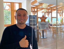 Atilla Gülgen freut sich über den Hygiene-Stern für sein Trierer Restaurant "Villa Weißhaus"