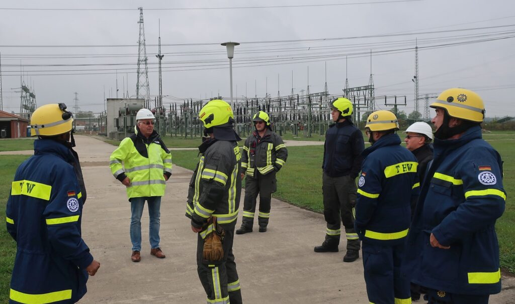 THW und Feuerwehr erhalten Einblicke im Umgang mit Einsätzen am Stromnetz von E.DIS.