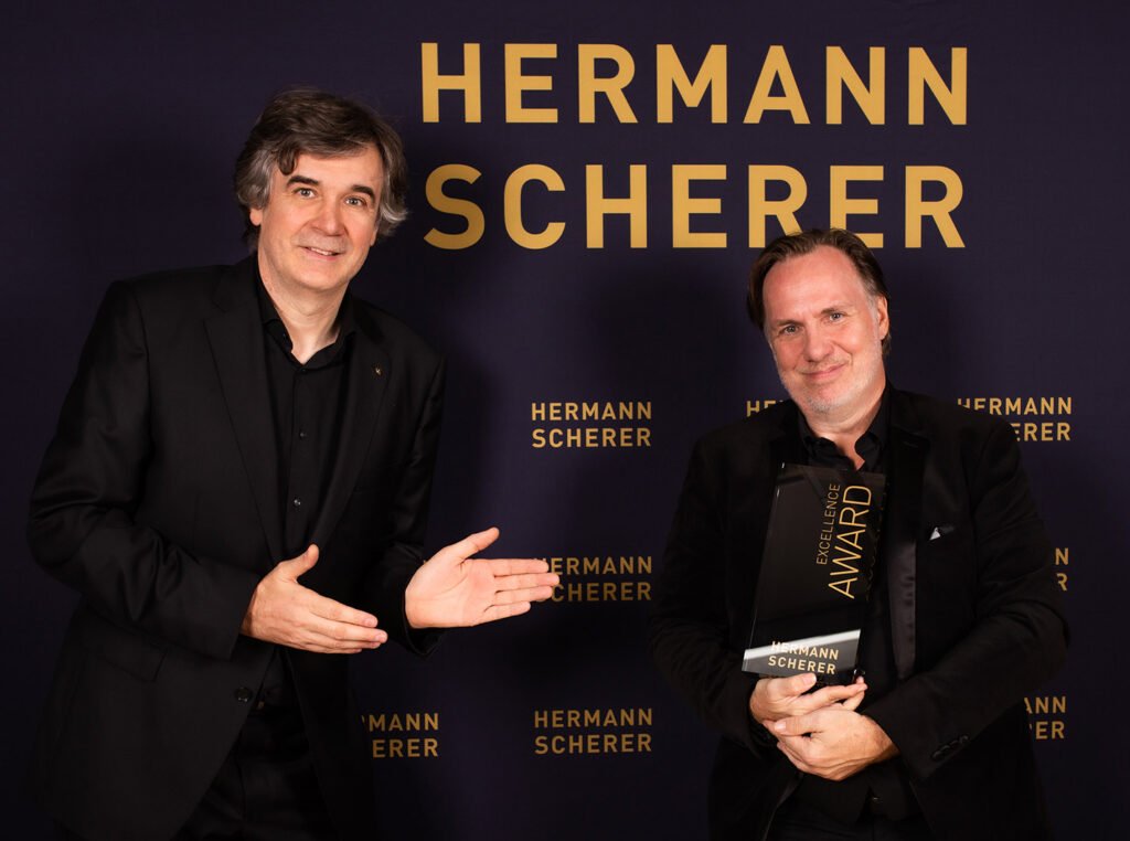 Oliver Kogler erhält von Top-Speaker Hermann Scherer den Excellence Award für seine Rede