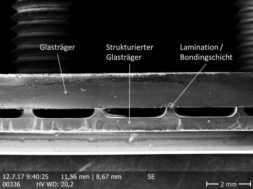 Rasterelektronenmikroskop-Aufnahme eines Querschnitts durch einen laminierten Glasträger