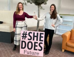 Die Gründerinnen Linn Kaßner-Dingersen und Sonja O&apos;Reilly (v.l.n.r.) von #SheDoesFuture. (Bildquelle: @SHEDOESFUTURE)