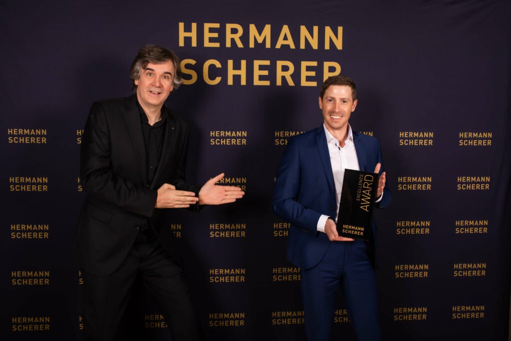 Hermann Scherer übergibt den Excellence Award an Christopher Wagner