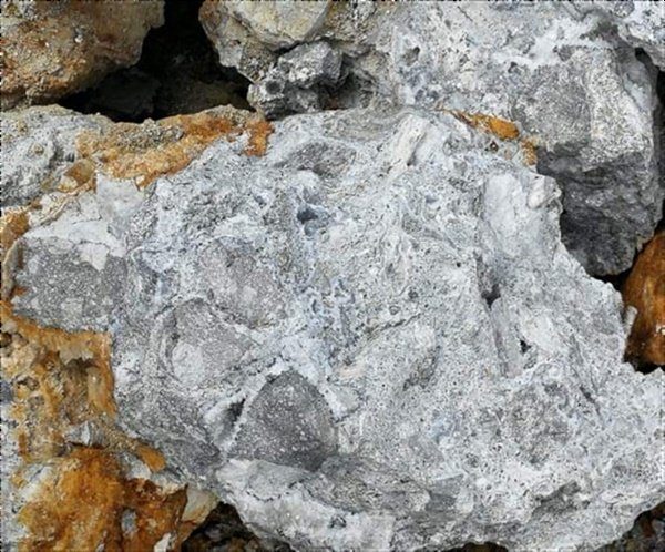 Hochgradige Gold- und Silberbrekzie vom Alicia-Projekt; Foto: Monterey Minerals