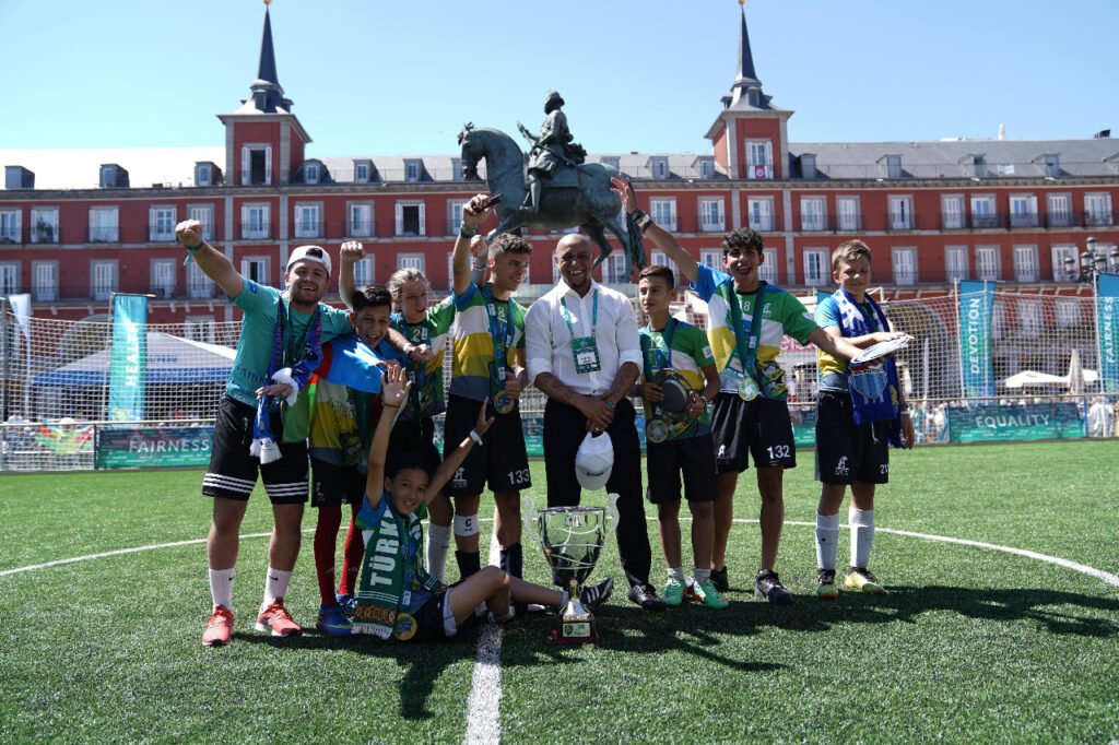 Roberto Carlos mit jungen "F4F"-Sportlern in Madrid 2019 (Foto: AGT / Football for Friendship)