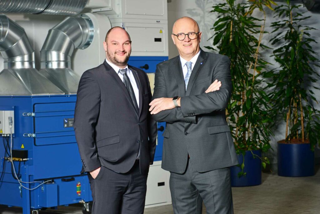 TEKA-Geschäftsführer Erwin Telöken (r.) und sein Sohn Simon Telöken blicken positiv auf die Entwicklung des Unternehmens.