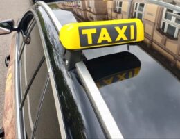 Taxi Minor bringt Menschen sicher zu Supermärkten