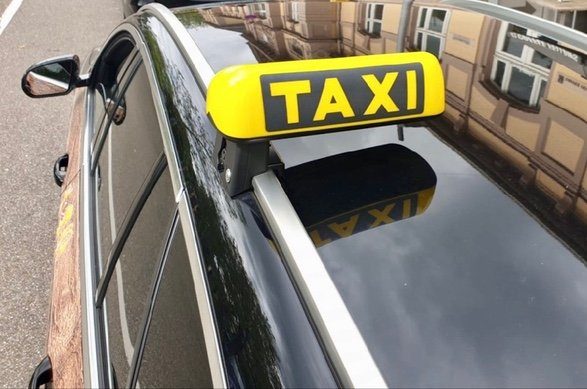Taxi Minor bringt Menschen sicher zu Supermärkten