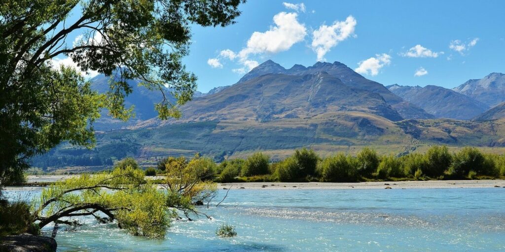 NZ Alex Hu 2017.05.29 lake-wakatipu Pixabay 678948 aq 300 tiny-c790c7c9