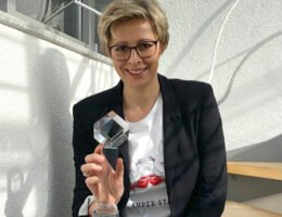Eva Kraft von der getaweb GmbH freut sich über den Gewinn des Deutschen Agenturpreises 2020.