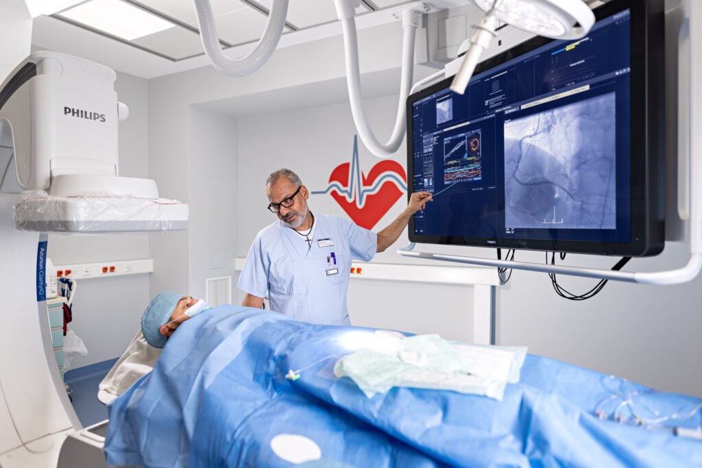 Im modernen Herzkatheterlabor können Herzerkrankungen präzise diagnostiziert und oft minimal invasiv behandelt werden.