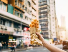 Streetfood auf die Hand: die Hongkong Bubble Waffle (Bildquelle: © Hong Kong Tourism Board)