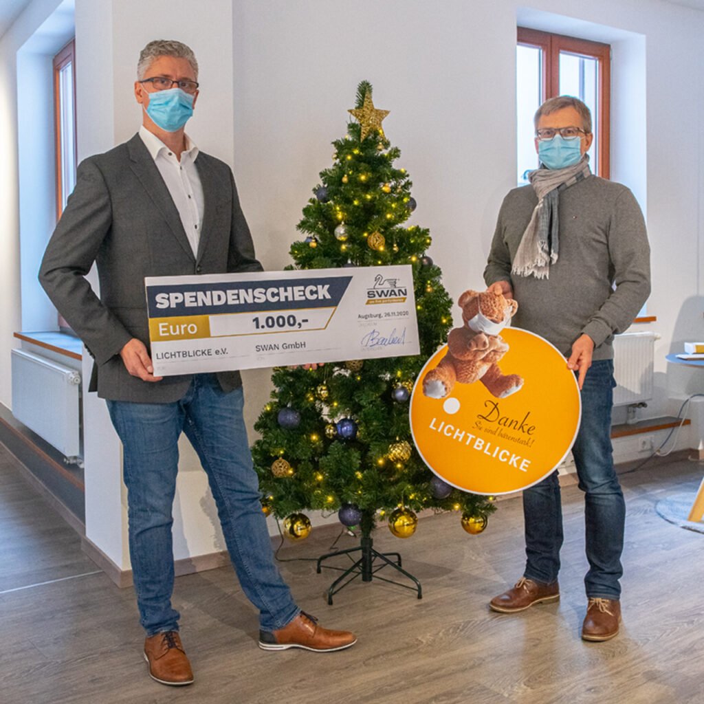 Alexander Bernhard übergibt die Spende seiner Beschäftigten an LICHTBLICKE e.V. (Bildquelle: SWAN GmbH)