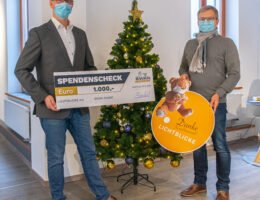 Alexander Bernhard übergibt die Spende seiner Beschäftigten an LICHTBLICKE e.V. (Bildquelle: SWAN GmbH)