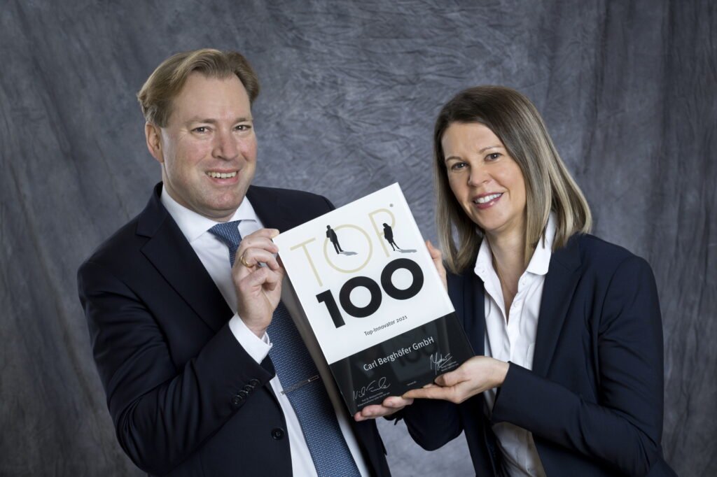 Arnd und Anja Berghöfer freuen sich über das TOP 100-Siegel.