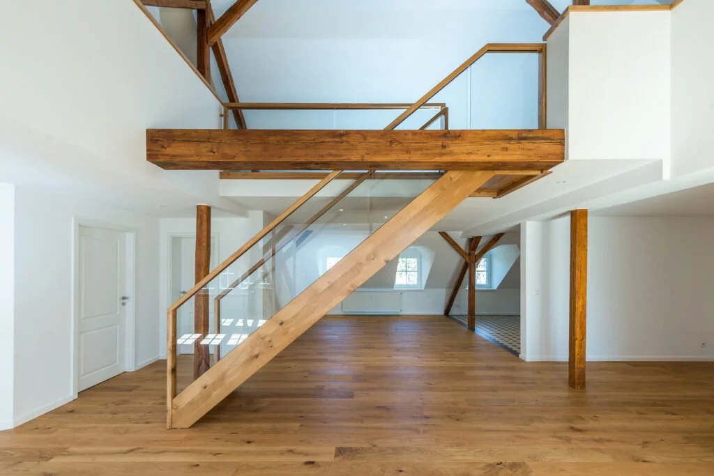 Geländer aus Glas sind gefragt. Sie lassen Treppen schwerelos wirken und sorgen für Licht im Raum. Foto: Treppenmeister