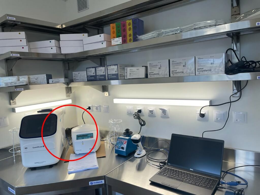 mobiles PCR Labor (© )