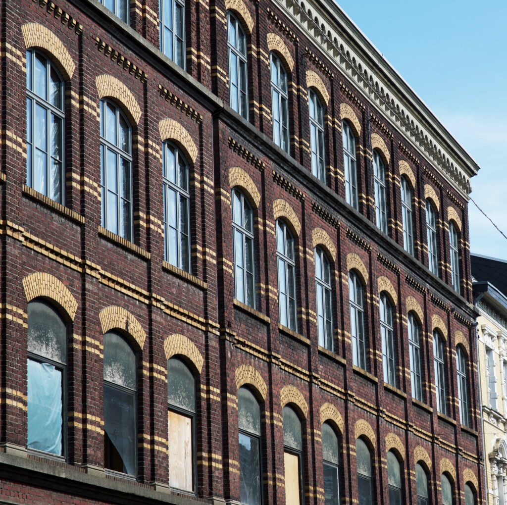 Handgefertigte Holzfenster verbinden den historischen Charme der Alten Samtweberei in Krefeld mit heutigen technischen Standards. Foto: Frovin