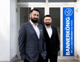 BANNERKÖNIG GmbH - Selcuk und Serkan Günes vor dem Haupteingang am Hauptsitz in Gelsenkirchen