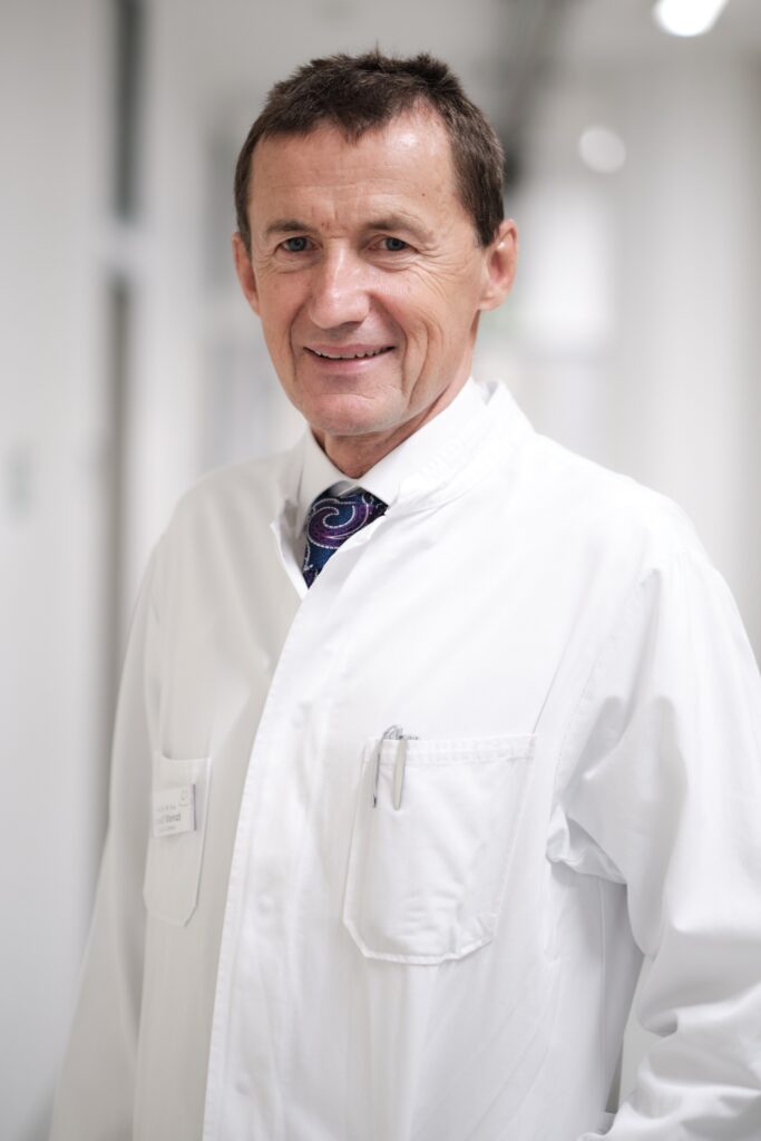 Mit DGU-Präsident Prof. Dr. Dr. h.c. Arnulf Stenzl steht ein überzeugter Europäer an der Spitze der deutschen Urologie.