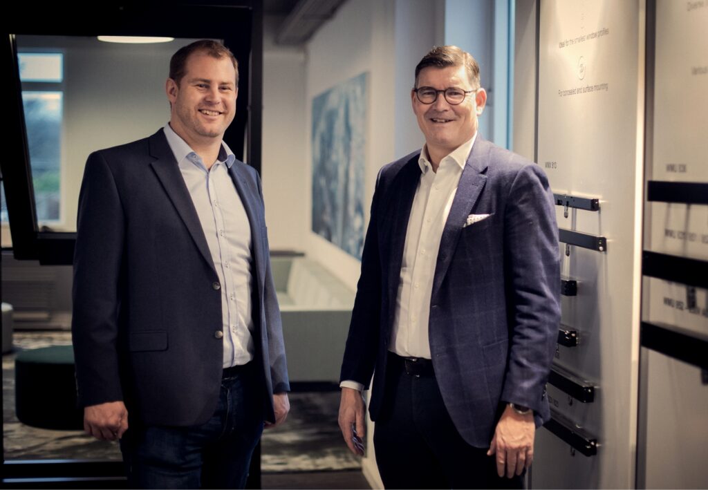 Geschäftsführer Erik Boyter begrüsst Stefan Fischer (links) als neuen Sales Director der WindowMaster Focair AG. Foto:WindowMaster