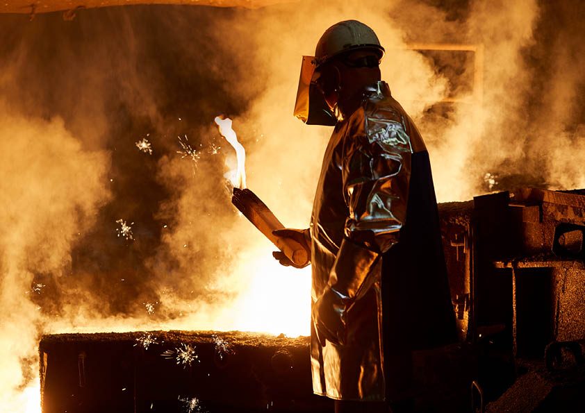 Ein Schmelzerei Mitarbeiter der FONDIUM Singen GmbH entzündet die Fackel im flüssigen Eisen (Bildquelle: https://ignium.eu/presse-bildmaterial/)