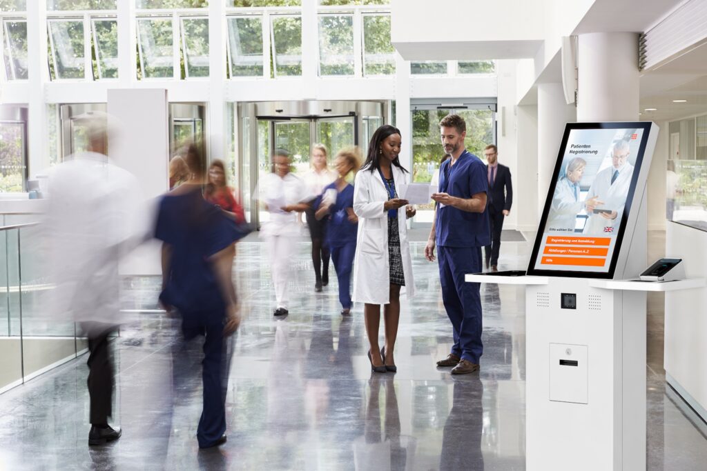 Der TI-Kiosk ermöglicht die digitale Patientenaufnahme und entlastet Klinikpersonal. Bildquelle: iStock
