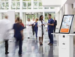 Der TI-Kiosk ermöglicht die digitale Patientenaufnahme und entlastet Klinikpersonal. Bildquelle: iStock