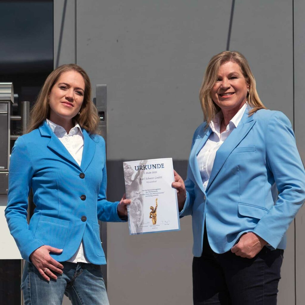 Geschäftsführerin Elena Schmitt und Geschäftsführende Gesellschafterin Christl Schmitt (v.l.) nehmen die Urkunde entgegen.