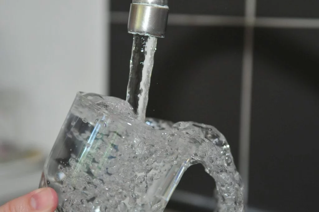 Umkehrosmoseanlage für Trinkwasser mit Aktivkohlefilter - BlueandClear macht mit seiner innovativen (Bildquelle: pixabay)