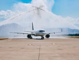Bei der ersten Landung in Montenegro wurde Air Astana mit einer Wasserfontäne begrüßt.