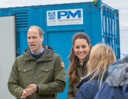 Der Herzog und die Herzogin von Cambridge vor Proton Motors Brennstoffzellen-Kraftwerk auf Orkney. (© Courtesy of EMEC)
