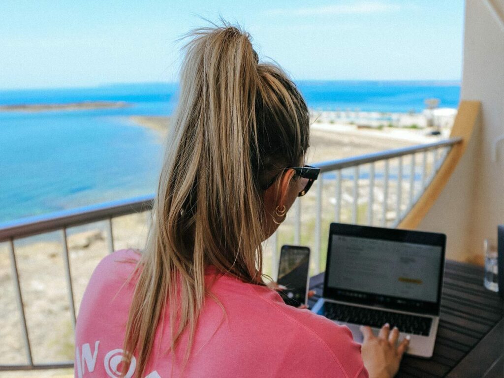 Social Media Managerin Carlotta Stegemann hat ihr Homeoffice in ein Ferienhaus auf Mallorca verlegt.