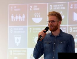 Clemens M. Weegmann von der element-i Bildungsstiftung begrüßt zum Global Goals Aktionstag 2021. (Bildquelle: Global Goals Aktionstag)
