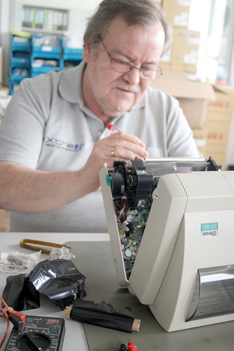 Betagter Thermotransfer-Etikettendrucker im eXtra4-Reparaturservice