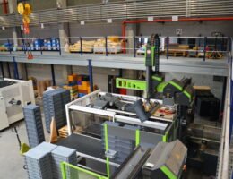 Bild: Die neue Gamma-Wopla Spritzgussanlage in der vollbesetzten neuen Gamma-Wopla Produktionshalle in Mouscron, Belgien 	Quelle: Gamma-Wopla