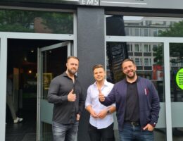 Die Franchisepartner Sascha Barowsky und Tim Müller (links und mitte) mit EASYFITNESS CEO Jens Tappe (© )