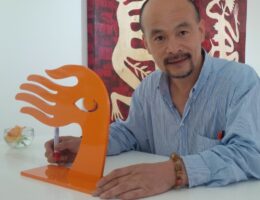 Der Künstler Rong Ren signiert die exklusive Award-Skulptur  (© O.E. Bingel)