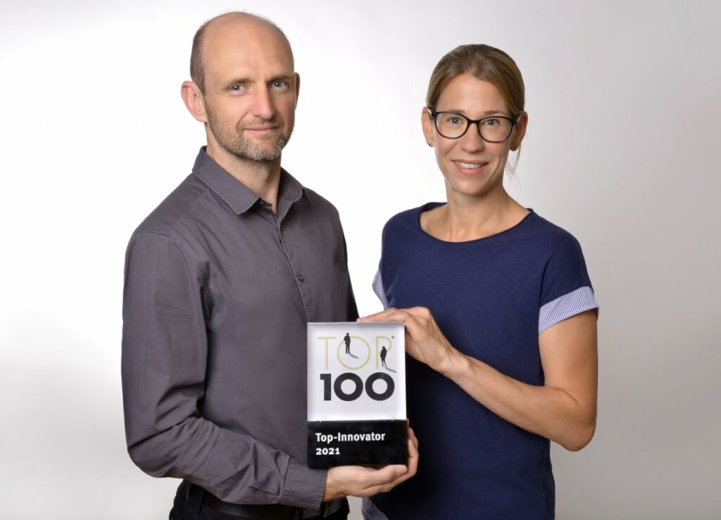 Vorstand Julia Klingspor und Vertriebsleiter Eduard Weissmüller freuen sich über die Auszeichnung (© PROXIA Software AG)