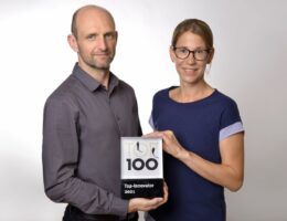Vorstand Julia Klingspor und Vertriebsleiter Eduard Weissmüller freuen sich über die Auszeichnung (© PROXIA Software AG)