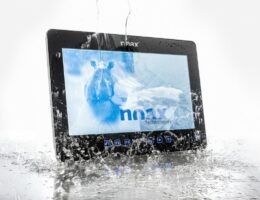 noax Industrie-PCs können mehrmals am Tag ganz einfach und auch unter Hochdruck gereinigt werden. (©  noax Technologies AG)
