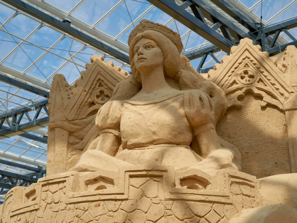 Meisterwerke aus Sand in der Sandskulpturen-Ausstellung 2021 in Prora auf Rügen (© Ostseeappartements Rügen)