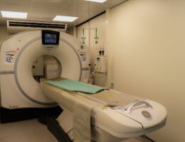 Ersatz-CT: Bis zur Inbetriebnahme der neuen Anlage wird in der Radiologischen Klinik ein mobiles CT genutzt.