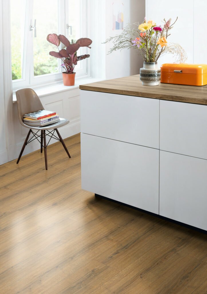 Perfektes Match in der Holz Greiter Ausstellung: Passende Küchenarbeitsplatte zum Boden von Hersteller Egger. Foto: Egger