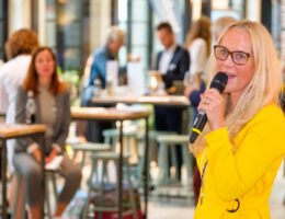 Susanne Illerhaus begrüßt Planer und Aussteller zur Networking Lounge