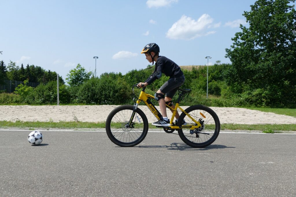 Richtiges Bremsen lernen - diese E-Bike Übungen sollten Kinder beherrschen