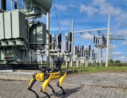 Digitalisierung am Stromnetz: Der Roboter im Umspannwerk von E.DIS erhöht die Arbeitssicherheit.