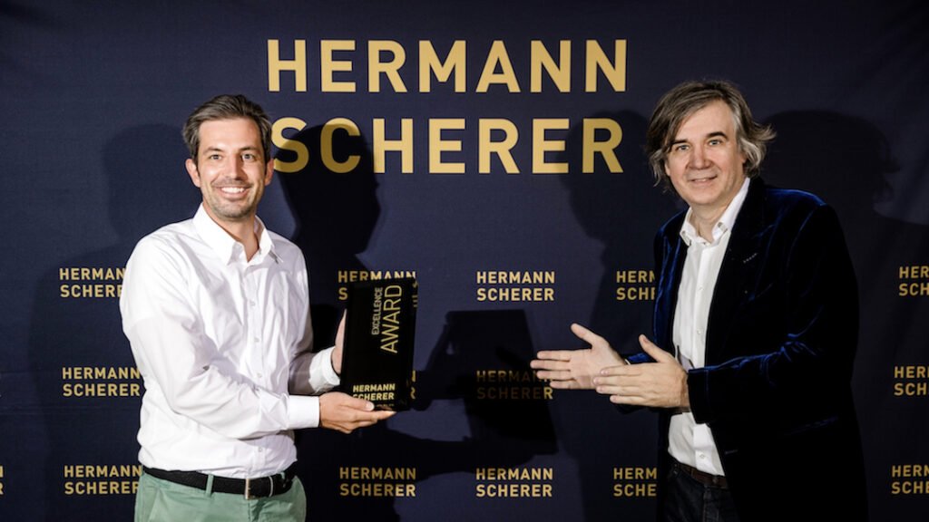 Top-Experte Technologiestrategie Dr. Axel Baumann erhält den Excellence Award von Hermann Scherer