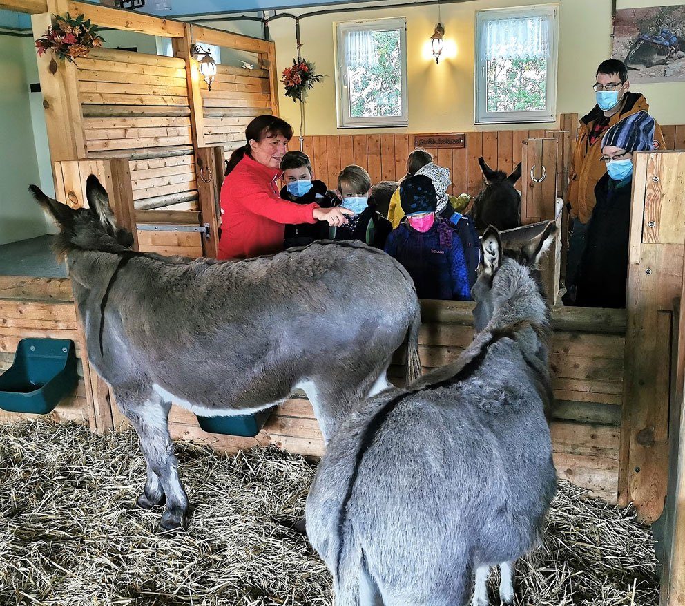 Im Eseldorf der Ballermann Ranch - Annette Engelhardt mit den Kids des Ferienspaß Schwaförden