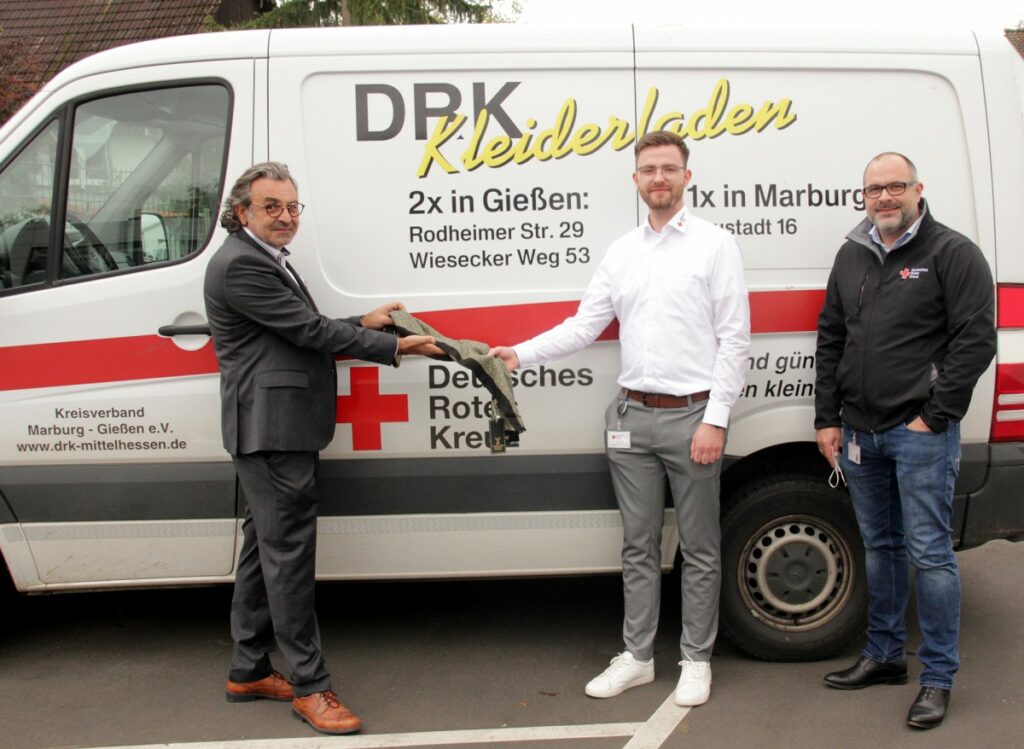 Tie Solution GmbH spendet an DRK Mittelhessen Winterschals (© Tie Solution GmbH )